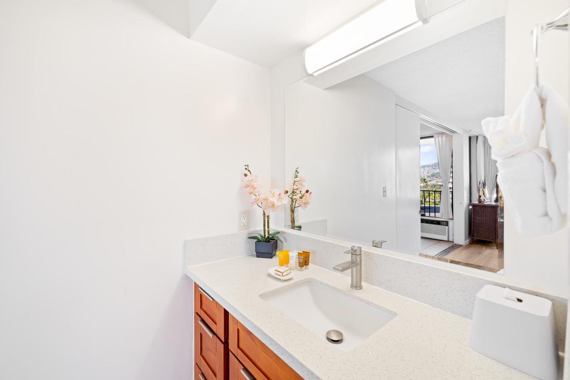 Cozy Waikiki Getaway, Stroll To Beach With Free Parking Honolulu Bagian luar foto